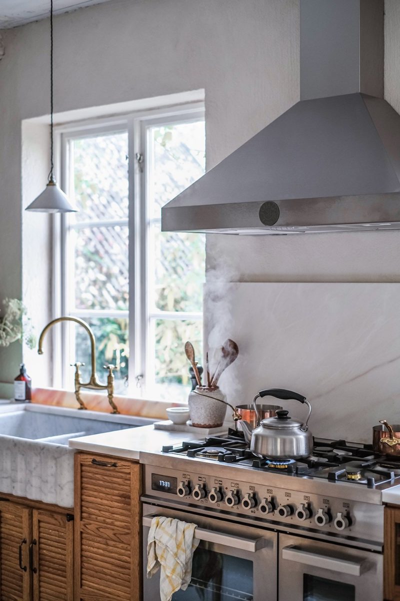 La nouvelle cuisine DeVOL du duo d'Our food stories dans leur maison en Suède avec sa cuisinière et hotte en inox