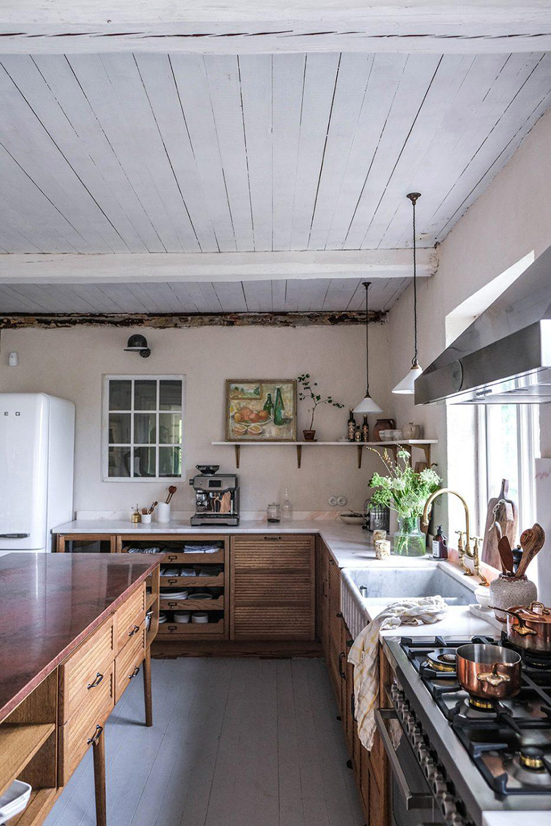 Le style scandi rustique et industriel en déco // La nouvelle cuisine DeVOL du duo d'Our food stories dans leur maison en Suède - Cuisine en bois et marbre