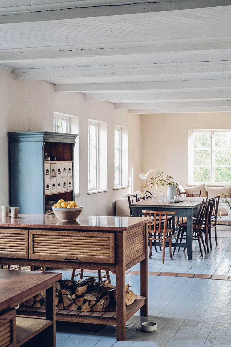 Le style scandi rustique et industriel en déco // La maison en suède du duo d'Our food stories - Parquet peint en blanc et sa longue table de ferme