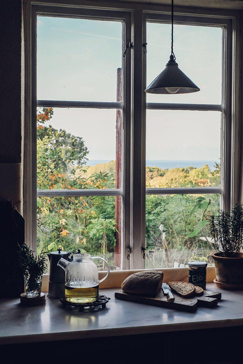 Le style scandi rustique et industriel en déco // La nouvelle cuisine DeVOL du duo d'Our food stories dans leur maison en Suède avec son plan de travail en marbre