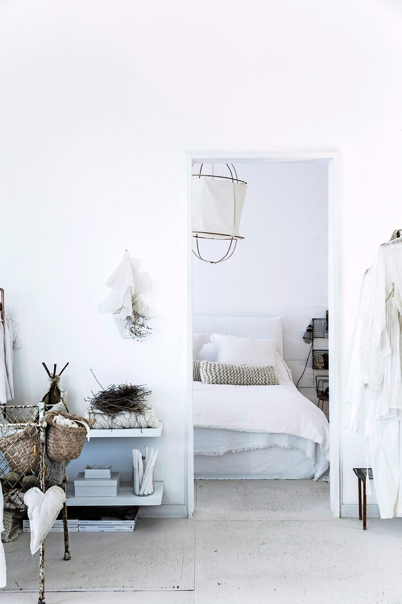 Une maison de mer à Sydney à la décoration scandinave industrielle // Chambre blanche avec sa lanterne, son linge de lit blanc