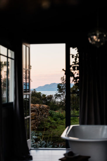 The Burrows, une chambre d'hôtes en Tasmanie // Salle de bains avec vue