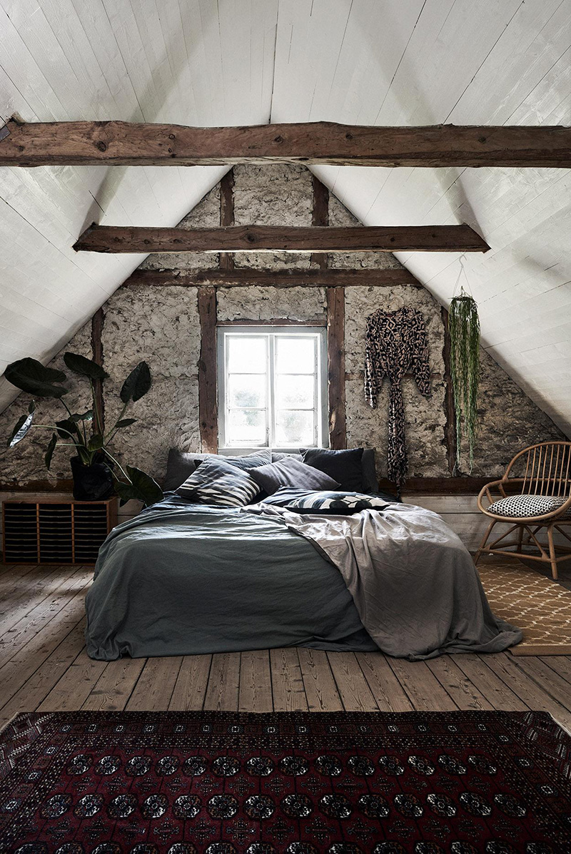 Une ferme du XIXe siècle, rénovée à Romakloster - Chambre sous les combles avec ses plafonds en lambris blanc et parquet brut