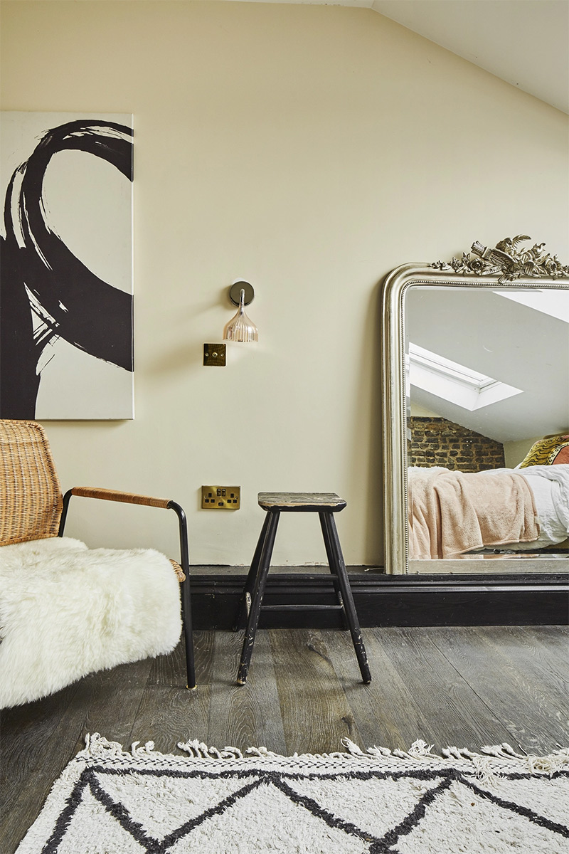 [ 3 décors imparfaits en blanc cassé et matériaux brut ] Chambre sous les combles avec miroir au sol