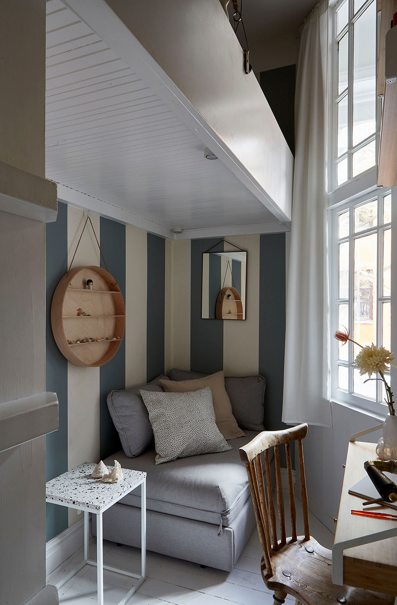 Un appartement ancien à Stockholm, plein de charme - Petit espace tout en hauteur avec lit aménagé en mezzanine
