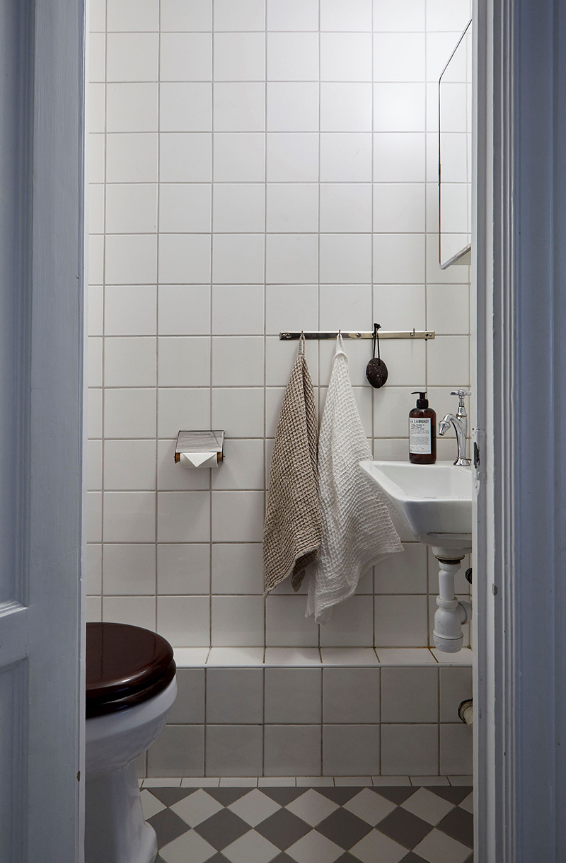 Un appartement ancien à Stockholm, plein de charme - Toilettes simples avec faïence blanche 10x10