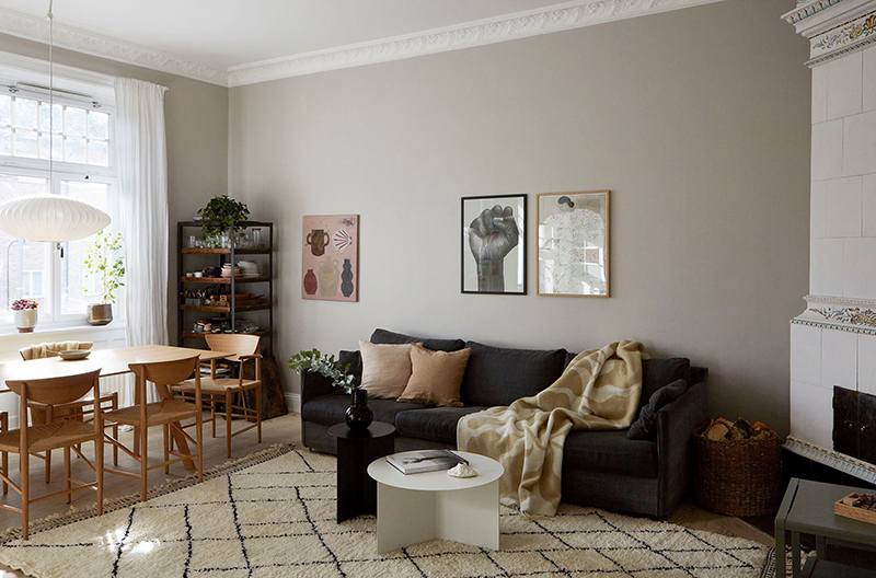 Un appartement ancien à Stockholm, plein de charme - Un séjour qui joue la carte des tons neutres