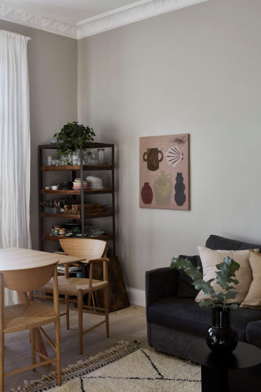Un appartement ancien à Stockholm, plein de charme - Un séjour qui joue la carte des tons neutres