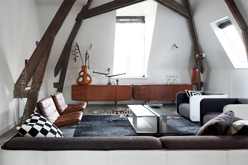 Un appartement sous les combles en noir et blanc