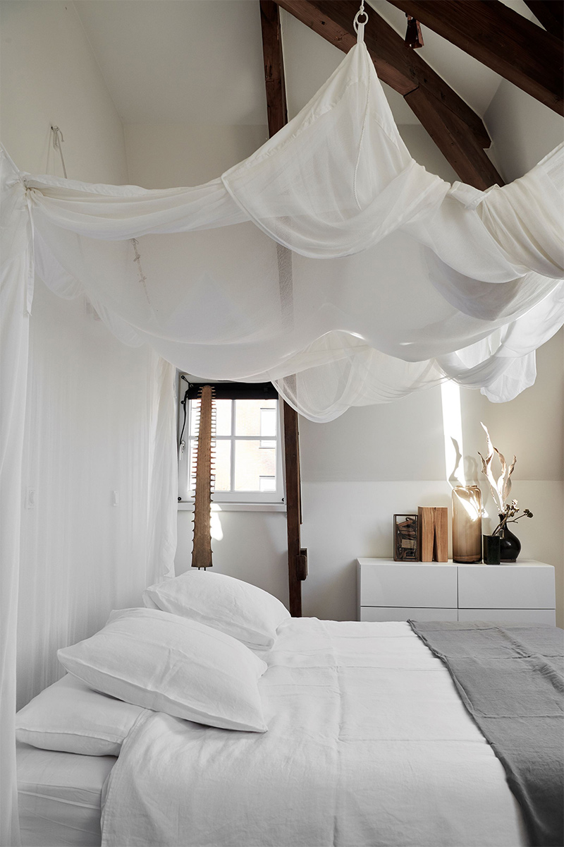 lit avec un voile de lit blanc