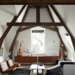 Un appartement sous les combles en noir et blanc