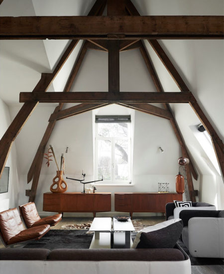 UN APPARTEMENT SOUS LES COMBLES EN NOIR ET BLANC