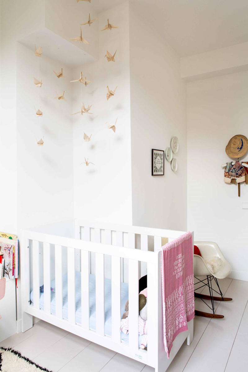 Chambre de bébé blanche et scandinave