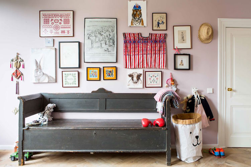 Chambre d'enfants avec un mur de cadres