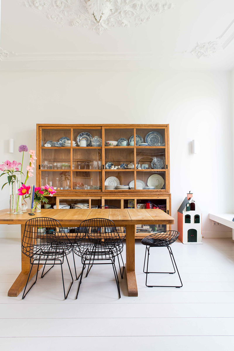 Visite déco sur Turbulences déco - Salle à mangé ancienne, meublée avec du mobilier de brocante