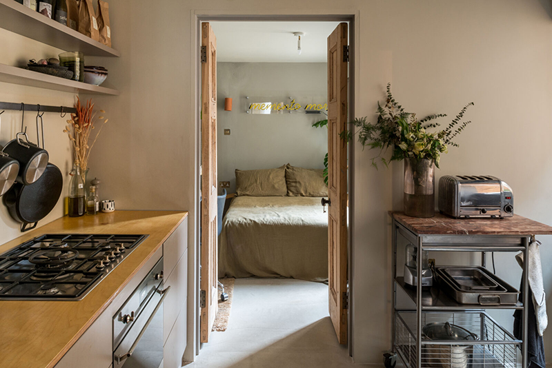 Un petit appartement atypique rénové avec soin à Londres // Chambre donnant sur la cuisine