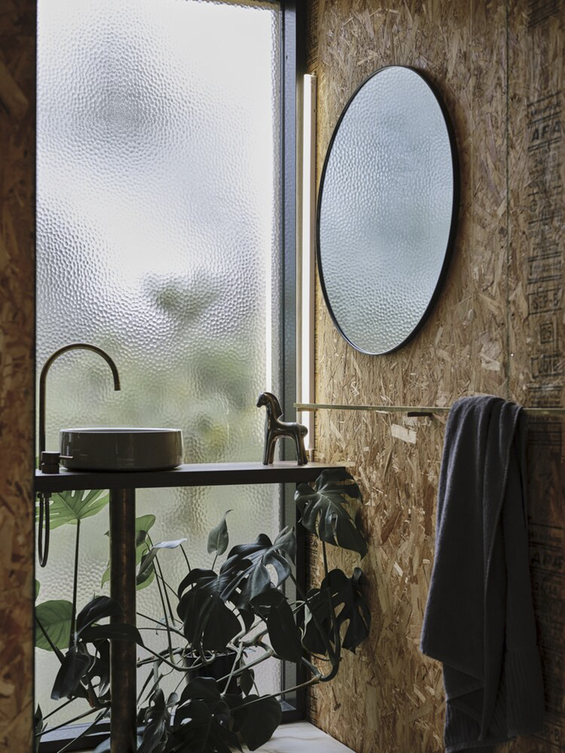 Casa Acton à Hobart, Tasmanie, architecte : Archier - Josh FitzGerald // Intérieur avec panneaux en OSB - Coin salle de bains