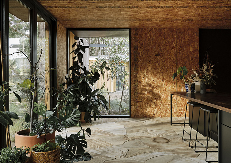 Casa Acton à Hobart, Tasmanie, architecte : Archier - Josh FitzGerald // Intérieur avec panneaux en OSB + dalles en pierre pour le sol