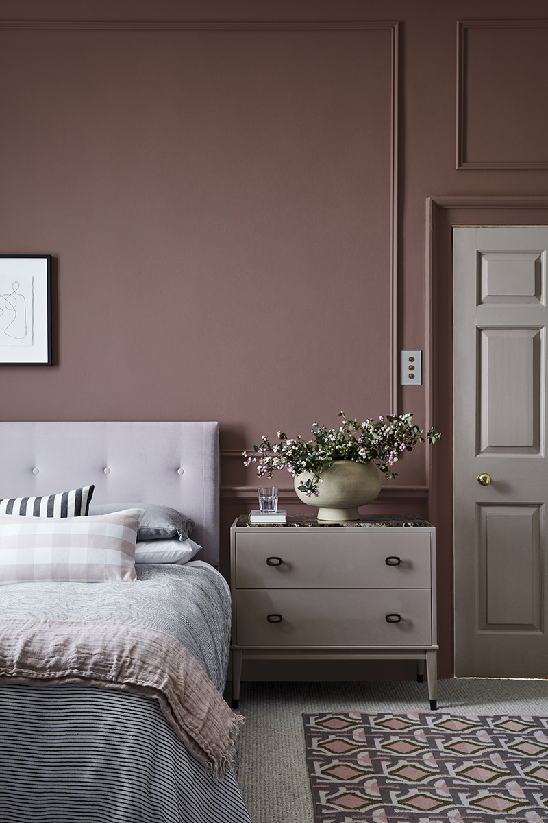 Stone de Little Greene, nouvelle palette de neutres // ©Little Greene 2020 // Teintes : . Nether Red 315 - French Grey, Dark 163