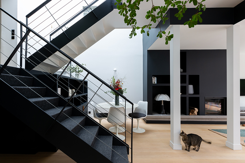 Escalier intérieur en métal noir // Camille Hermand Projet Suresnes, 2020 - Rénovation partielle d'une maison de 160m²