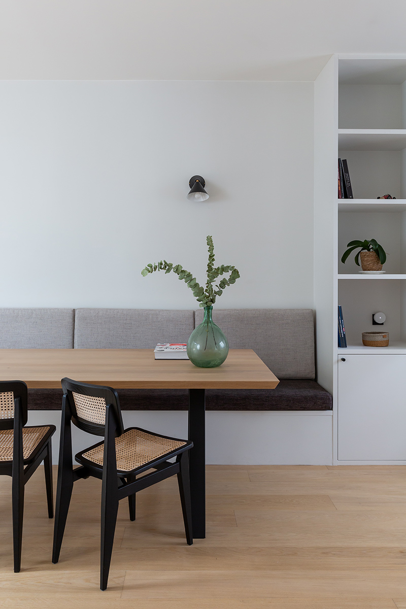 Coin repas avec banquette // Camille Hermand Projet Suresnes, 2020 - Rénovation partielle d'une maison de 160m²