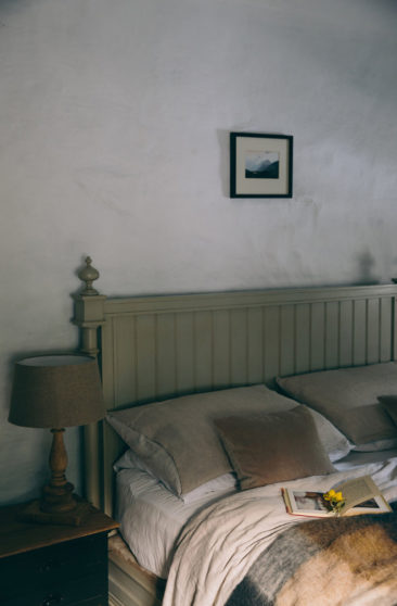 Une maison de campagne anglaise par le studio Field day - Chambre de style campagne