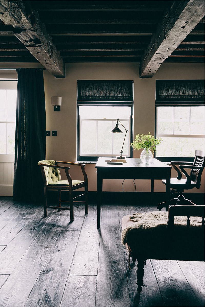 Une maison de campagne anglaise par le studio Field day - Un salon rustique à l'ambiance sombre, mais cosy