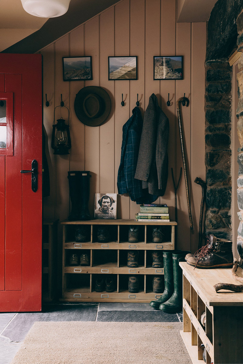 Une maison de campagne anglaise par le studio Field day - L'entrée avec ces casiers à chaussures