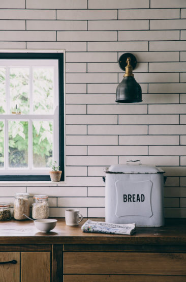 Une maison de campagne anglaise par le studio Field day - Le choix de carreaux de faïence blancs en longueur qui moderne le côté rustique de la cuisine