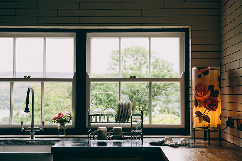 Une maison de campagne anglaise par le studio Field day - Une cuisine avec des ouvertures permettant de profiter de la vue