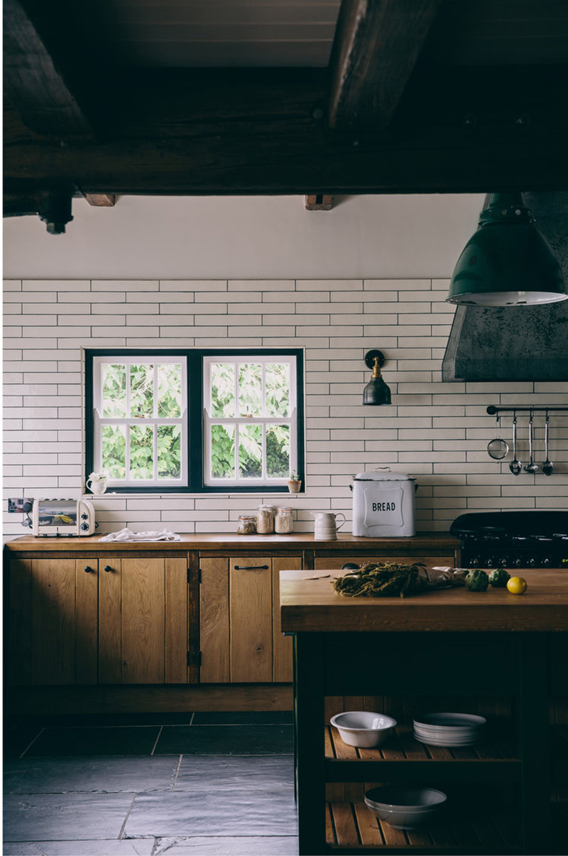 Une maison de campagne anglaise par le studio Field day - Cuisine de style rustique moderne