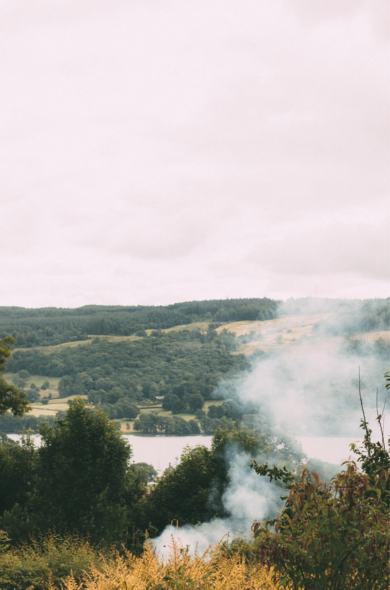 Une maison de campagne anglaise par le studio Field day avec vue sur les lacs