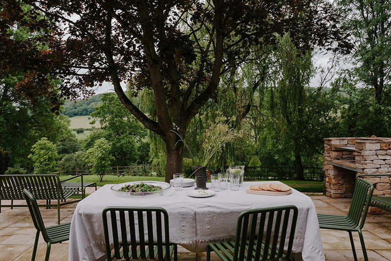 Chambre d'hôtes Cotswold Farm Hideaway (Grande Bretagne) // Terrasse avec salon de jardin vert, Palissade, design : R & E Bouroullec pour Hay