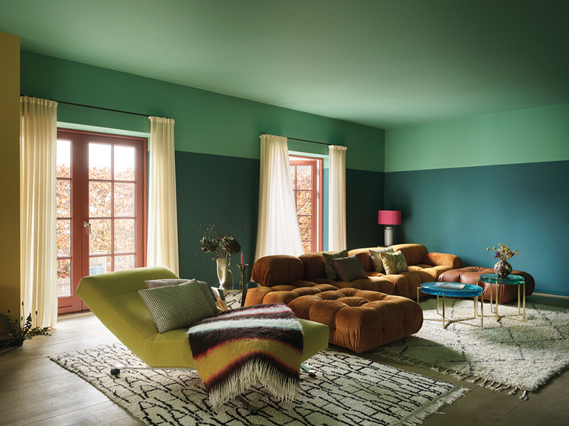 The Nordic Edit par Farrow and Ball // Le plafond est peint avec la teinte Arsenic No.214 et les murs Mere Green No.219 