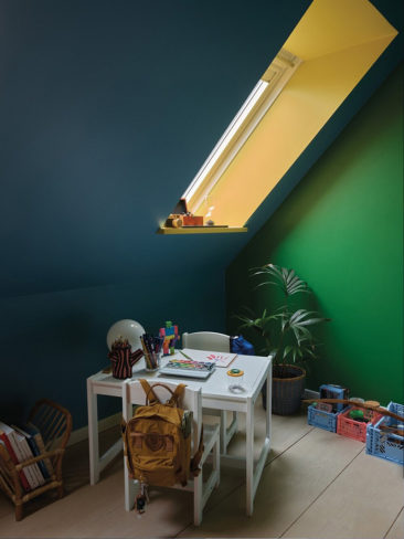 The Nordic Edit par Farrow and Ball // Plafond : Chinese Blue No.90 - Murs : Danish Lawn No.9817 - Corniche : Babouche No. 223