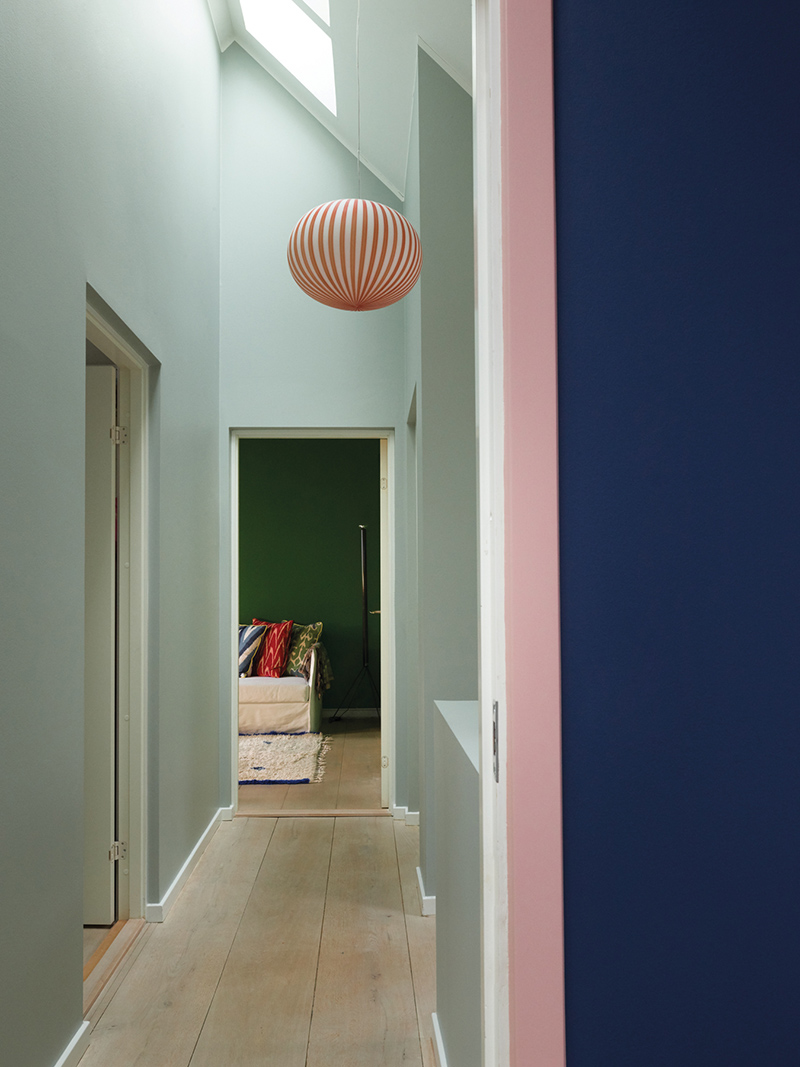 The Nordic Edit par Farrow and Ball // Murs : Light Blue No.22, Serge No.9919 et Potted Shrimp No.9906