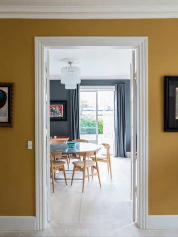 The Nordic Edit par Farrow and Ball // Murs : India Yellow No.66 et Railings No.31