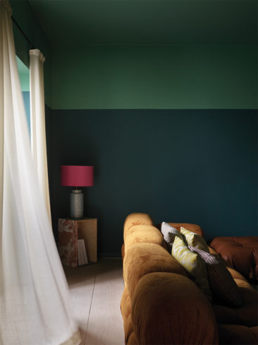 The Nordic Edit par Farrow and Ball // Le plafond est peint avec la teinte Arsenic No.214 et les murs Mere Green No.219 