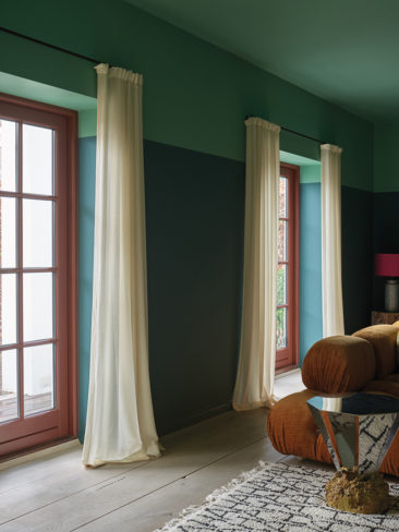 The Nordic Edit par Farrow and Ball // Le plafond est peint avec la teinte Arsenic No.214 et les murs Mere Green No.219 