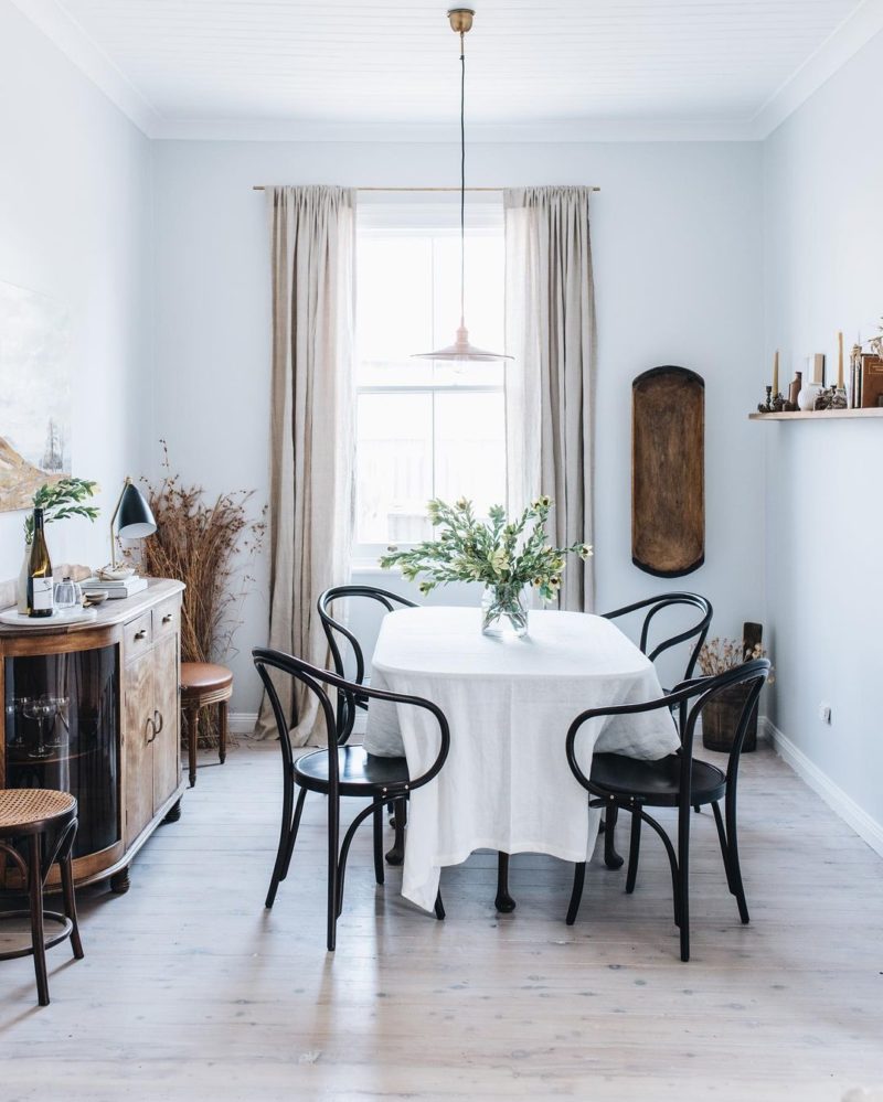 The Repose, chambre d'hôtes Dubbo, Australie // Salle à manger scandinave rustique mélangeant mobilier chiné et accessoires design