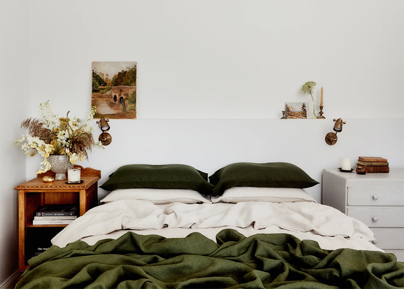 The Repose, chambre d'hôtes Dubbo, Australie // Chambre avec tables de nuit vintage et jolie déco chinée