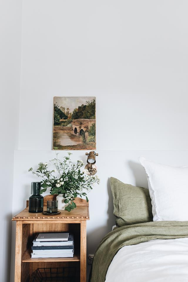 The Repose, chambre d'hôtes Dubbo, Australie // Chambre avec table de nuit vintage et jolie déco chinée