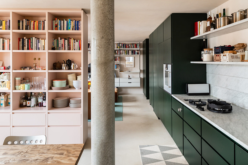 L'aménagement d'un appartement tout en longueur // La cuisine en vert forêt court le long du mur du fond