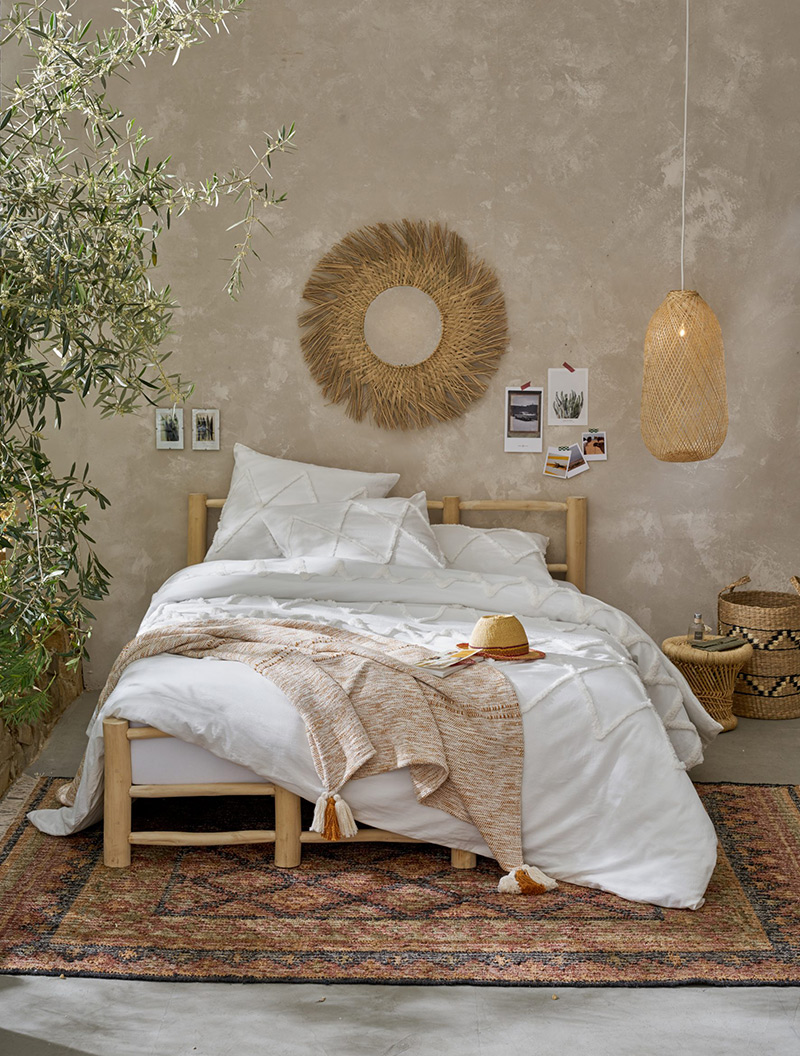 Catalogue La redoute Intérieurs - Chambre de style "bohème" avec une suspension en bambou en guise de lampe de chevet