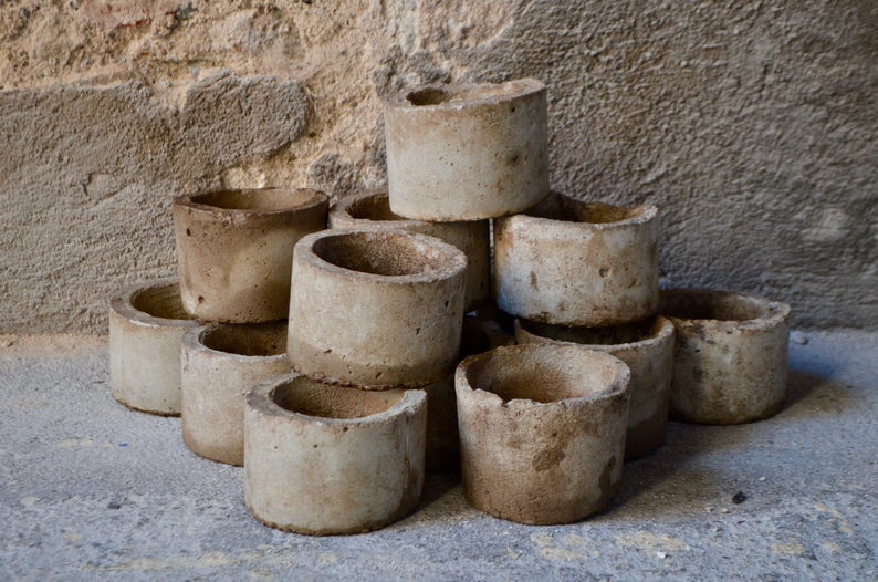 Pots vintage en béton au design brutaliste, esprit wabi sabi à acheter sur la boutique Etsy L'atelier belle lurette, 15 € le pot.