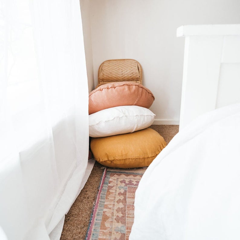 Coussin en lin rond, sur la boutique Etsy Caeli Deco, 69 €. Existe aussi en différentes couleurs.
