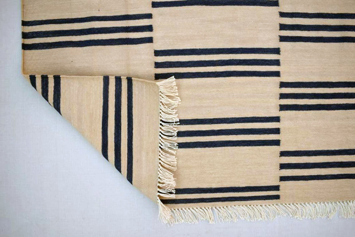 Kilim à rayures bleu et blanc, à partir de 93,53 € en 90x150 cm sur la boutique Etsy Sahjad Carpets.