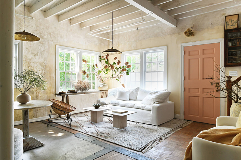 The Cottage par Leanne Ford - Un salon "rustique" au décor éclectique