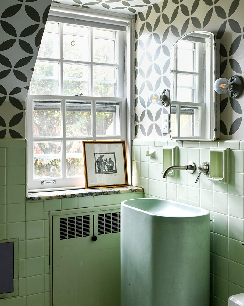  The Cottage par Leanne Ford - Décor rustique et éclectique - Salle de bains vintage vert d'eau, boostée par des motifs graphiques