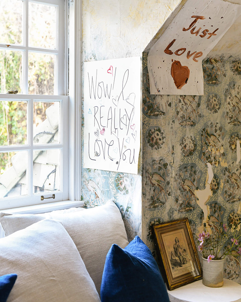  The Cottage par Leanne Ford - Décor rustique et éclectique - Chambre avec murs patinés